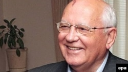 Gorbačov kao odgovor na propadanje sovjetskog društva postepeno uvodio „perestrojku“ sračunatu na liberalizaciju ekonomije