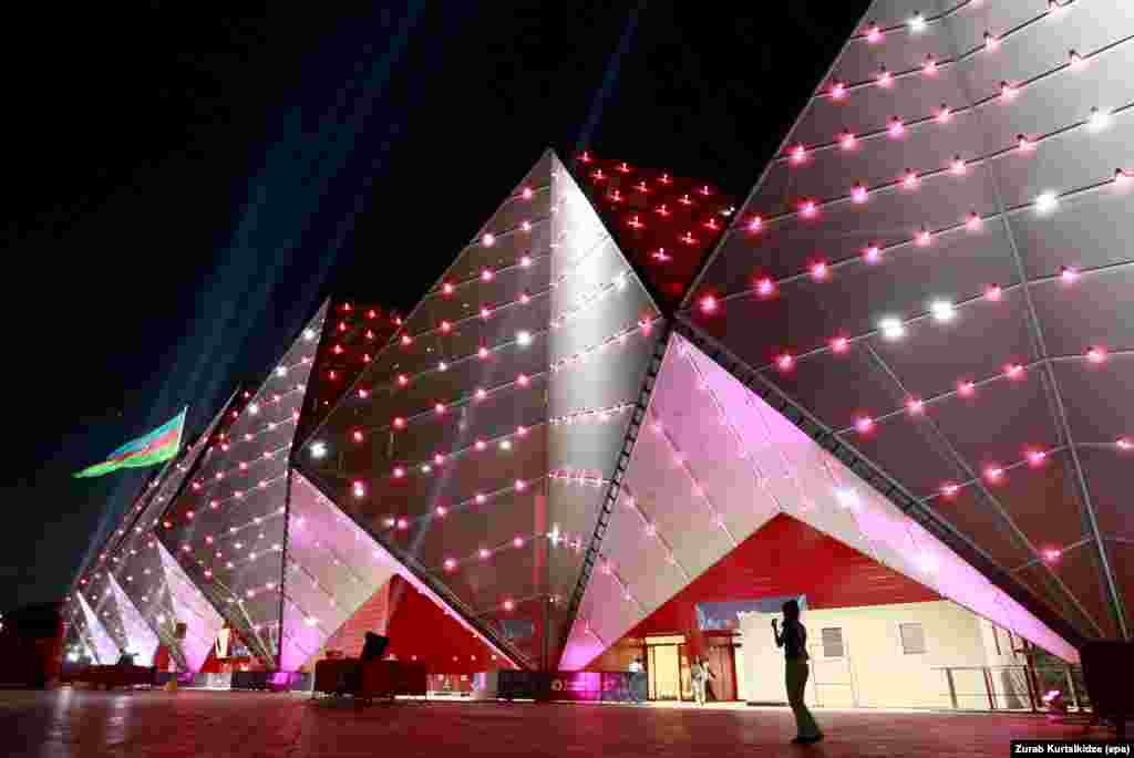 Бакудагы Кристал-Холл. Айнектен салынган арена 2012-жылы Евровидение ыр сынагын өткөрүү үчүн курулган.&nbsp; &nbsp;