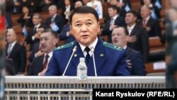 Башкы прокурор Өткүрбек Жамшитов Жогорку Кеңеште 2019-жылы аткарган жумуштары боюнча отчёт берип жатат.