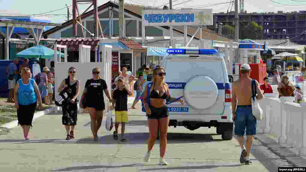 Рядом с пляжем постоянно дежурит полиция