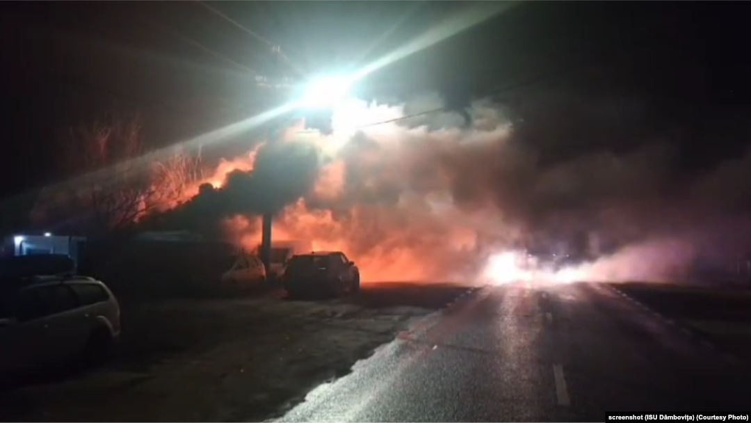 Imagine furnizată de pompieri din timpul incendiului de pe 24 ianuarie 2025. În urmă cu doi ani, pe 26 august, trei explozii au avut loc la o stație GPL ilegală din Crevedia, în județul Dâmbovița.