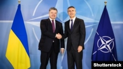 Президент України Петро Порошенко (ліворуч) та генеральний секретар НАТО Єнс Столтенберґ. Брюссель, 20 жовтня 2016 року