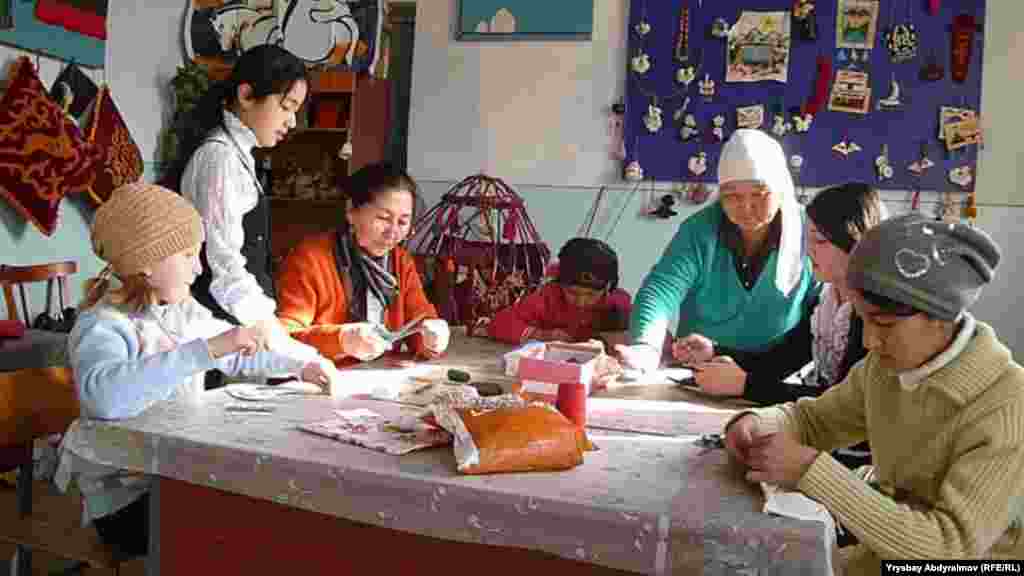Kyrgyzstan: Totukan Oskonbaeva, Handcrafting teacher in Jalal Abad with her students in the class 