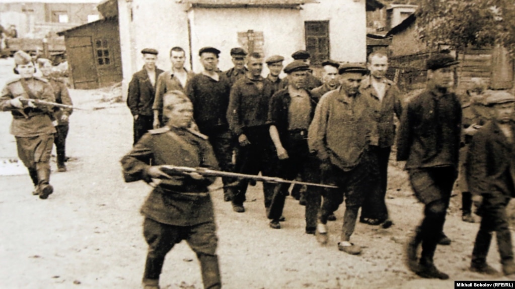 A photo of Gulag prisoners in Perm (undated).