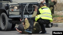 Израильский араб, переодетый журналистом, пытается убить ножом солдата ЦАХАЛа. Хеврон, 16 октября 