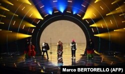 Kalush Orchestra din Ucraina în timp ce interpretează melodia Stefania pe scena Eurovision. Torino, Italia.