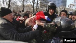 Милиция ресейшіл шерушілердің бірін ұстап әкетіп барады. Донецк, 9 наурыз 2014 жыл.