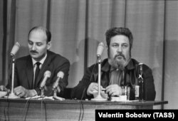 Осужденные П.И. Якир (справа) и В.А. Красин во время пресс-конференции заместителя Генерального прокурора СССР М.Н. Малярова