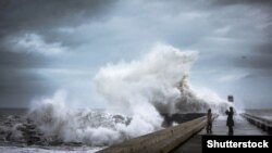 Valë deti në Portugali. Fotografi nga arkivi.