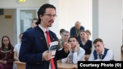 Judecătorul român Cristi Danileț la o întâlnire cu studenții, aprilie 2021