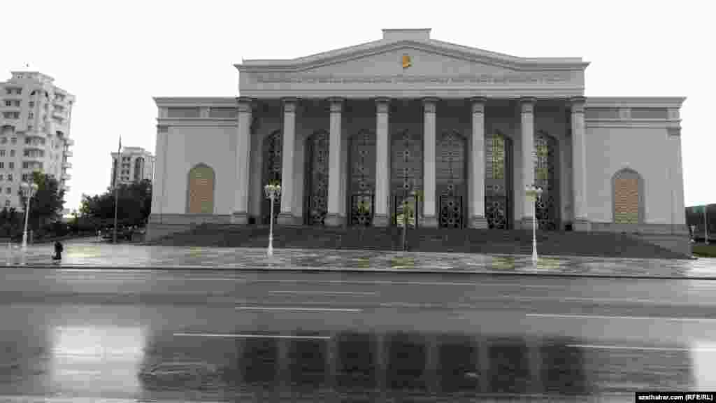 Aşgabatdaky drama teatry.