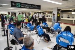 Sportivii din mai multe țări așteptând rezultatele testelor COVID-19 la aeroportul Narita, 17 iulie 2021.