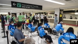 Члени різних олімпійських делегацій чекають на результат тестування на коронавірусну інфекцію в аеропорту Токіо