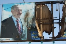 Баннер с изображением Нурсултана Назарбаева, тогдашнего президента Казахстана, в городе Жанаозен Мангистауской области, 19 декабря 2011 года.