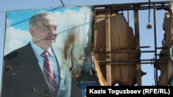 Нұрсұлтан Назарбаевтың суреті басылған жартылай өртенген билборд. Жаңаөзен, 19 желтоқсан 2011 жыл