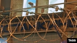 Колючая проволока по периметру забора телецентра "Останкино" в Москве