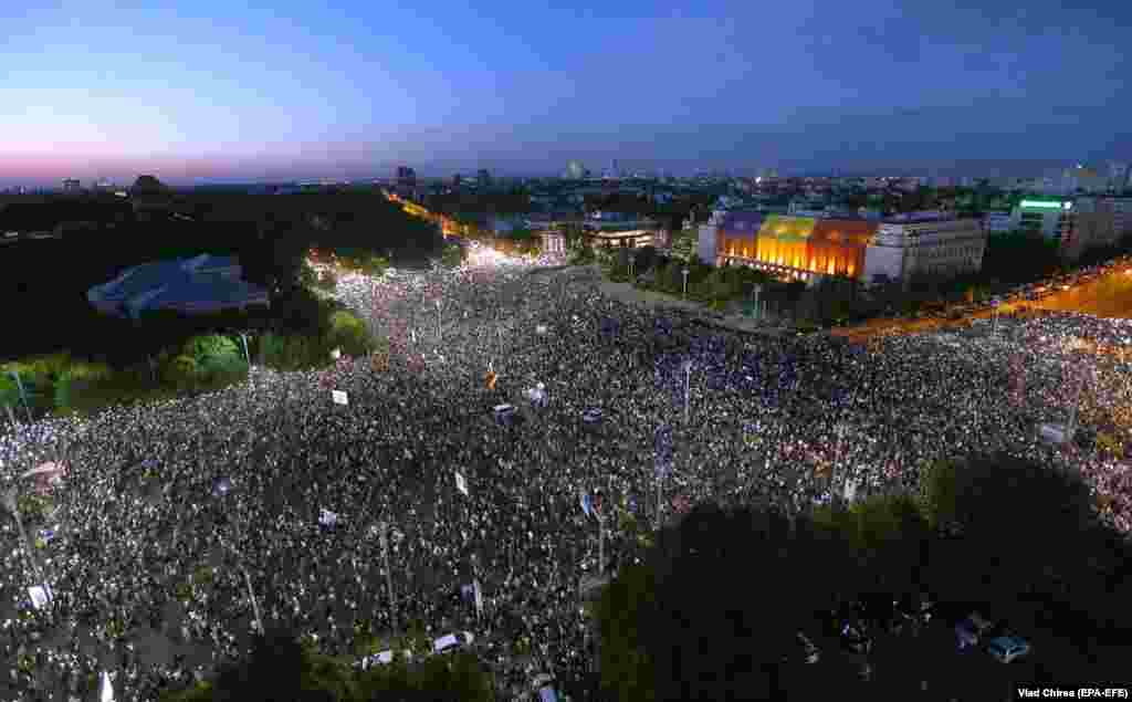 On August 10, crowds estimated at between 30,000 and 80,000 gathered in front of Romania&#39;s government building in the capital. Large protests were also reported over the weekend in other major cities, including Timisoara, Cluj-Napoca, Brasov, and Sibiu.