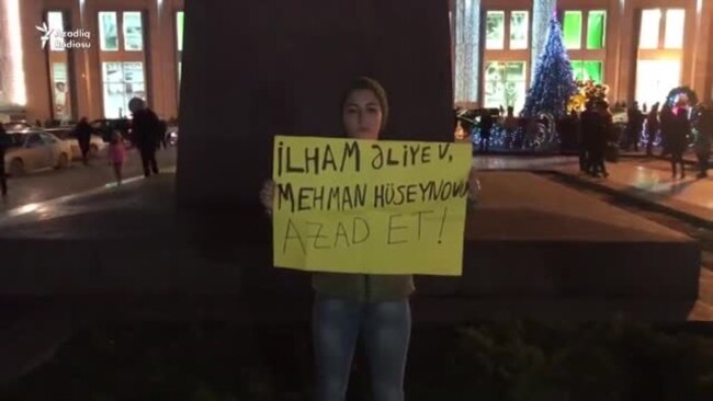 Blogger həmkarı Mehman Hüseynova azadlıq tələbi ilə aksiya keçirib