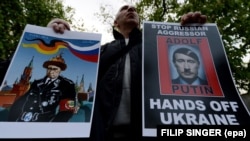 Акция протеста у посольства РФ в Праге - против аннексии Крыма и агрессивных действий России на Украине, апрель 2014 года
