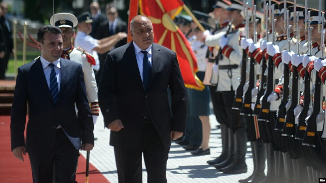 Премиерот на Бугарија Бојко Борисов, заедно со премиерот Зоран Заев при пристигнувањето во Владата на РМ. 