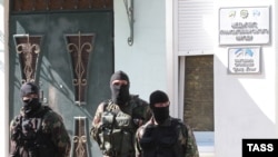Російські силовики біля захопленого будинку Меджлісу кримських татар, Сімферополь, вересень 2014 року
