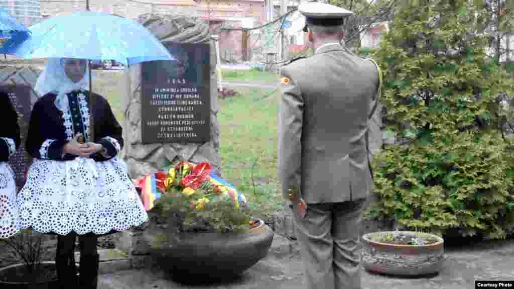 Onor în fața monumentului de la Bzenac.