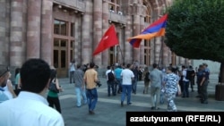 «Հայազն» միության անդամներն ու սիրիահայերը Կառավարության շենքի մոտ: