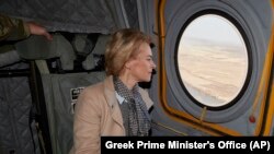 Presidentja e Komisionit Evropian, Ursula von der Leyen, shikon nga dritarja derisa fluturon mbi kufirin e Turqisë me Greqinë. 