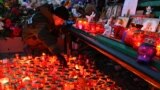 Russia -- Lit candles are placed at a makeshift memorial for the victims of a fire in the Zimnyaya Vishnya shopping center in the West Siberian city of Kemerovo, Russia, 26Mar2018