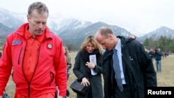 Францыя - Галоўны выканаўчы дырэктар Airbus Том Эндэрс (справа) прыбыў на поле ў Альпах, побач зь месцам трагедыі