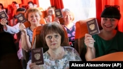 Жителям оккупированной части Донбасса уже выдали 250-300 тысяч паспортов России, планируется выдать еще как минимум 300 000