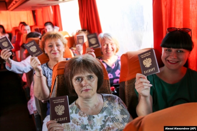 Жителі окупованої частини Донбаса демонструють паспорти РФ