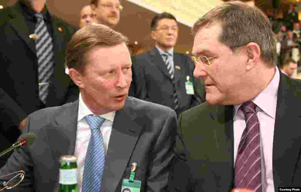 یوزف یونگ وزیر دفاع آلمان در حال گفت و گو با همتای روسی خود، سرگئی ایوانف