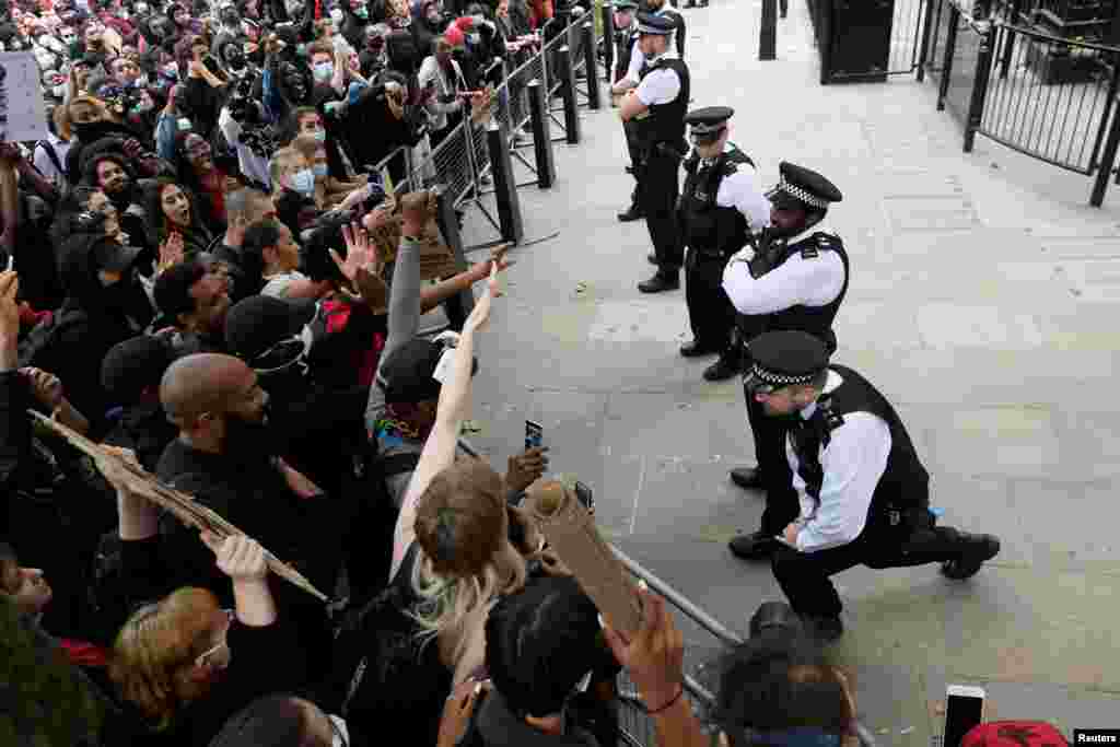 Офіцер поліції став на коліно перед протестувальниками на знак солідарності через смерть Джорджа Флойда, спричинену діями поліцейського. Лондоні, Велика Британія, 3 червня 2020 року (Фото&nbsp;REUTERS/Toby Melville)