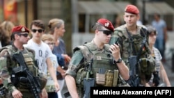 Сотрудники сил безопасности Франции патрулируют улицы Парижа. 15 июля 2016 года.