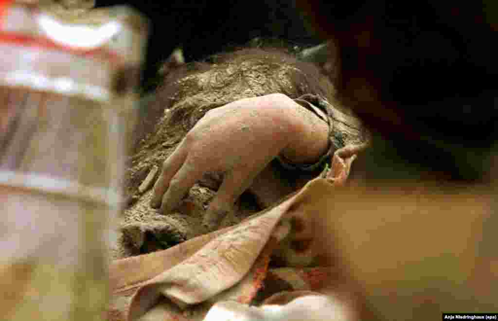 A woman's hand appears out of the debris before rescue teams recover her body from a house destroyed by a powerful earthquake in Duzce, east of Istanbul, on November 15, 1999.