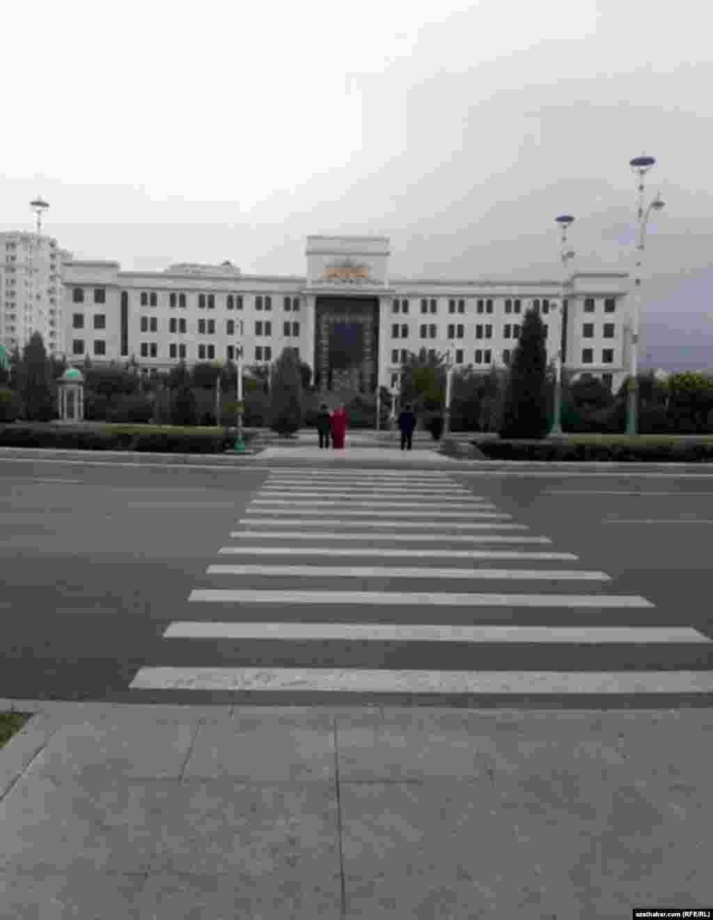 Aşgabat, döwlet edarasynyň öňündäki pyýada geçelgesi.&nbsp; Ýanwar, 2020. &nbsp;