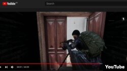 Polici serb në lojën "Operacioni Jashari" (Pamje nga një video në YouTube)