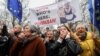 Перед зустріччю біля Ліхтенштейнського палацу зібралися місцеві активісти із протестом проти запрошення Орбана і Фіца на переговори в Празі
