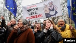 Перед зустріччю біля Ліхтенштейнського палацу зібралися місцеві активісти із протестом проти запрошення Орбана і Фіца на переговори в Празі