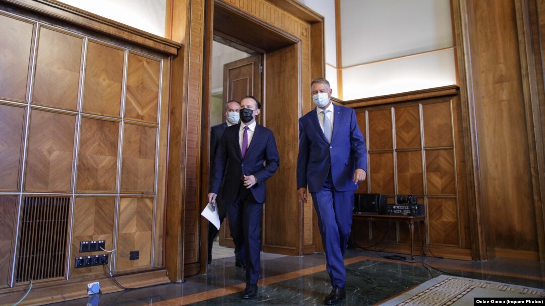 Președintele Klaus Iohannis și premierul Florin Cîțu înaintea unei ședințe de guvern