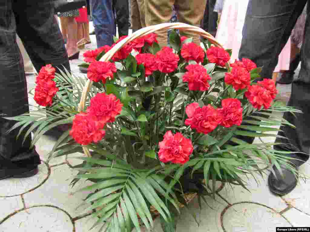 Цветы павшим освободителям;