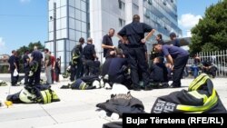 Pamja nga protesta e zjarrfikësve në Prishtinë.