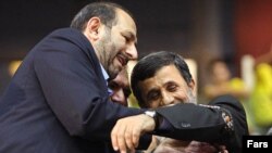  علی سعیدلو در حال بستن بازوبند پهلوانی بر بازوی محمود احمدی نژاد