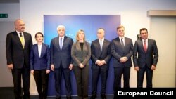 Премиерите на шесте балкански држави претенденти за ЕУ со шефицата на европската дипломатија Федерика Могерини во Брисел