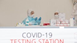 Медицинские сотрудники в пункте для сдачи анализов на коронавирусную инфекцию.