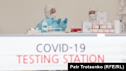 Медицинские сотрудники в пункте для сдачи анализов на коронавирусную инфекцию. Алматы, 14 мая 2020 года.