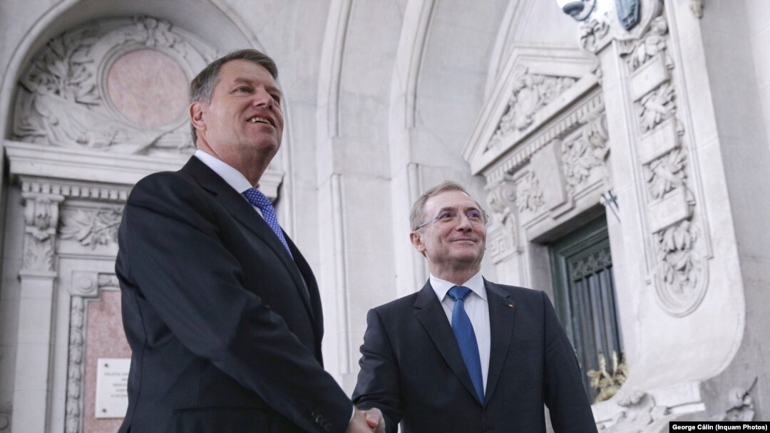 Președintele Klaus Iohannis îl felicită pe procurorul general Augustin Lazăr.