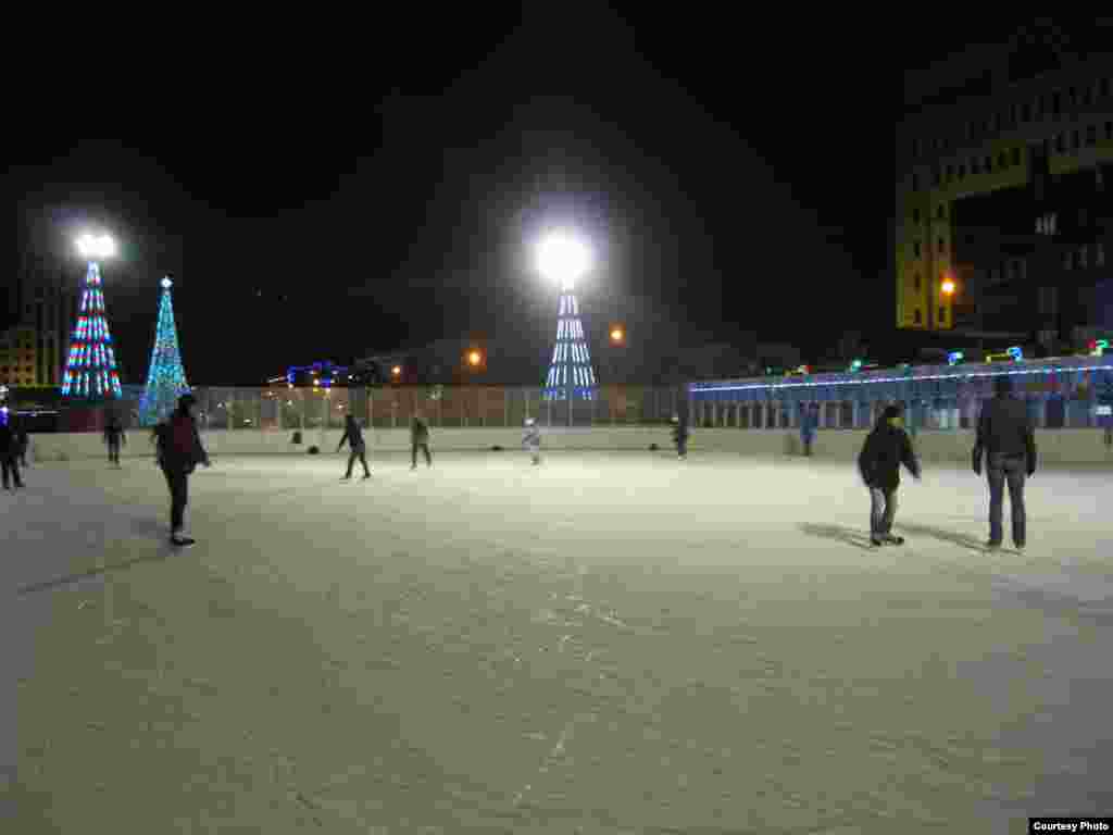 Ескі алаңдағы мұз айдыны. Астана, 27 желтоқсан 2012 жыл. Суретті түсірген Өркен Жоямерген.