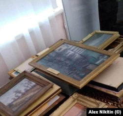 Картина Михаила Андриенко-Нечитайло "Пейзаж Парижа" в Крыму с другими похищенными картинами из коллекции Херсонского музея